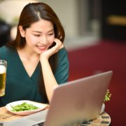 アルコールを飲む女性